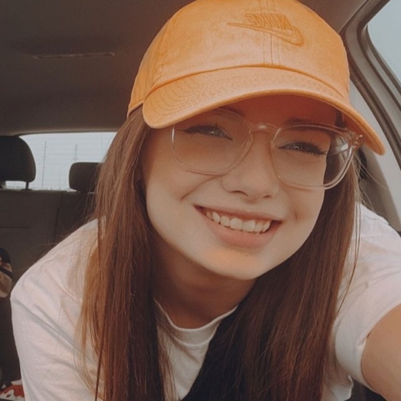 Meet your Posher, Jessica - Picture 2 of 2